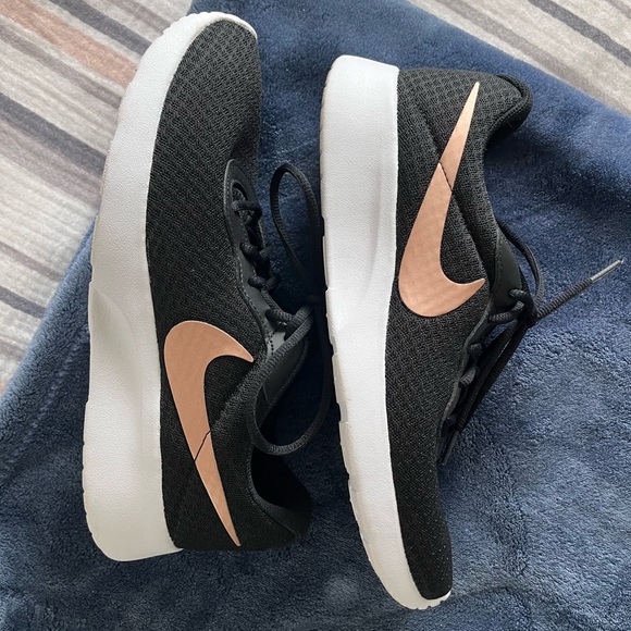 Nike Women’s Tanjun Running Shoes - Picture 2 of 5